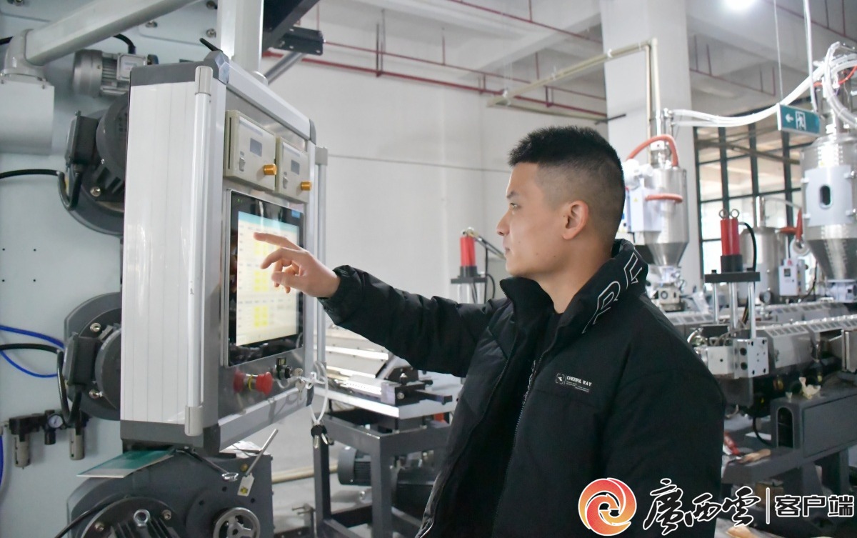 星空体育：贺州平桂区：智慧服装产业园4家企业集中试投产(图1)