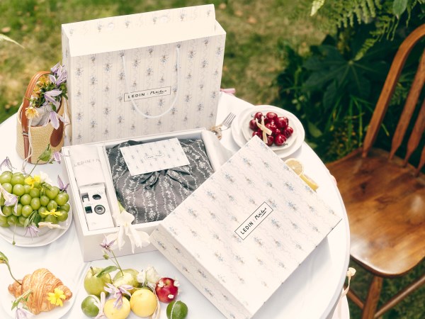 星空体育：乐町LEDIN2026夏季大片智趣诠释「边生活边艺术」 Date：2026(图2)