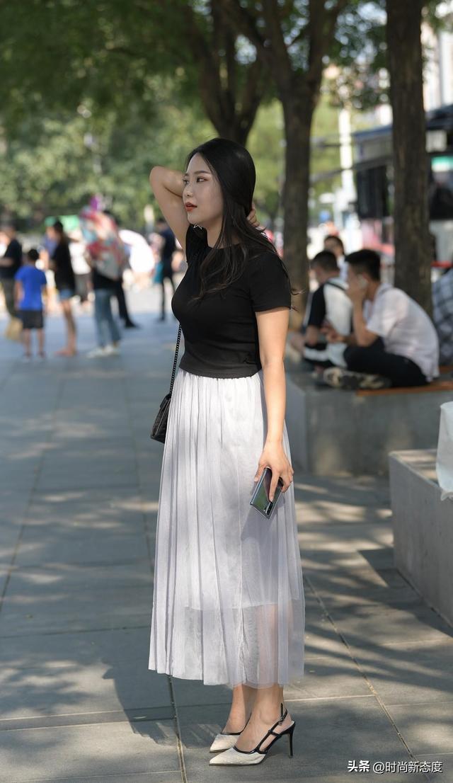 星空体育：2024下半年最流行这些裙子！衣橱表示很心动端庄得体又显气质(图5)