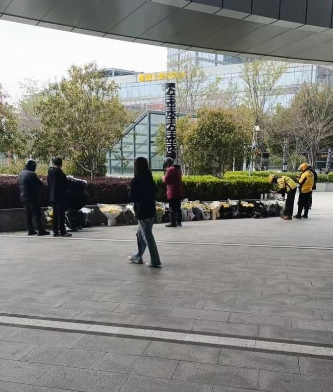 张雪峰公司楼下摆满悼念鲜花！室内还有花圈员工发声曝去世细节(图3)