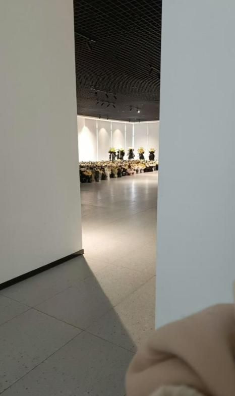 张雪峰公司楼下摆满悼念鲜花！室内还有花圈员工发声曝去世细节(图5)