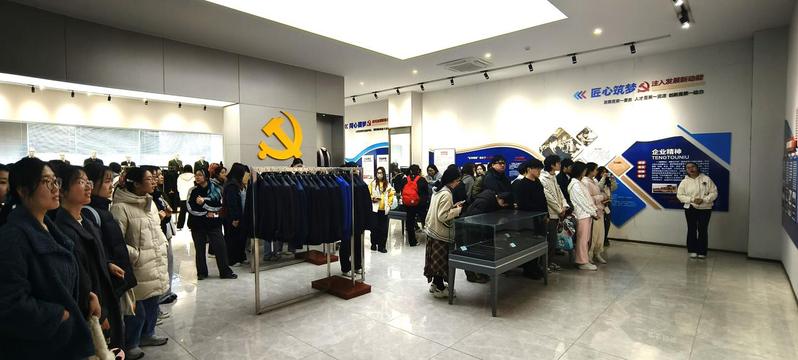 星空体育:江西于都:服装智慧工厂赶制夏装订单忙