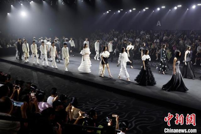 在新材料研发、个性化定制上下功夫青岛纺织服装产业深耕“细分赛道”