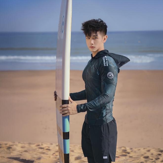 星空体育平台：海岛度假必备：男士潜水防晒服耐穿护肤选购指南(图2)