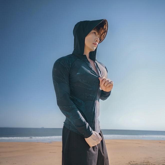 星空体育平台：海岛度假必备：男士潜水防晒服耐穿护肤选购指南(图4)