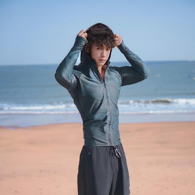 星空体育平台：海岛度假必备：男士潜水防晒服耐穿护肤选购指南(图3)