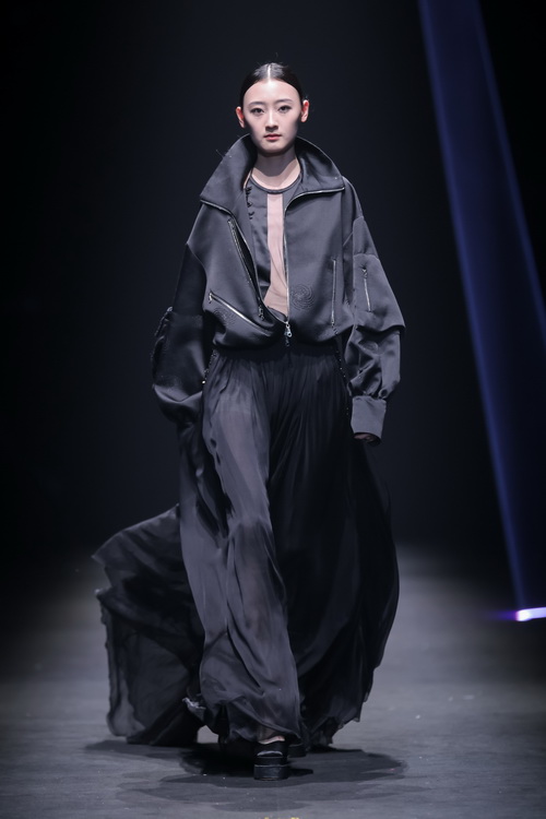 美国超模红毯抢镜：服装设计独特引人关注