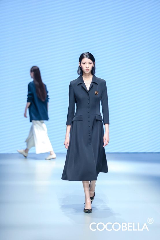 星空体育平台:COCOBELLA亮相2026中国国际时装周·海宁抒写鎏光日记(图3)