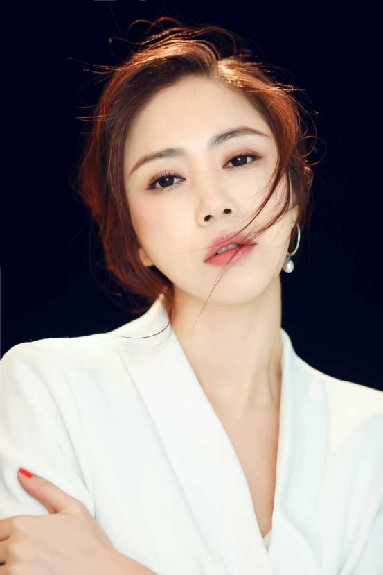 星空体育平台:COCOBELLA亮相2026中国国际时装周·海宁抒写鎏光日记(图6)