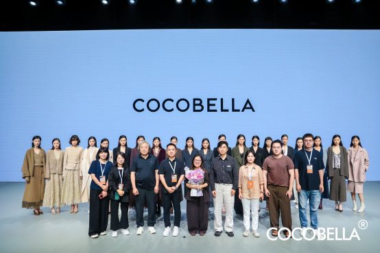 星空体育平台:COCOBELLA亮相2026中国国际时装周·海宁抒写鎏光日记(图7)
