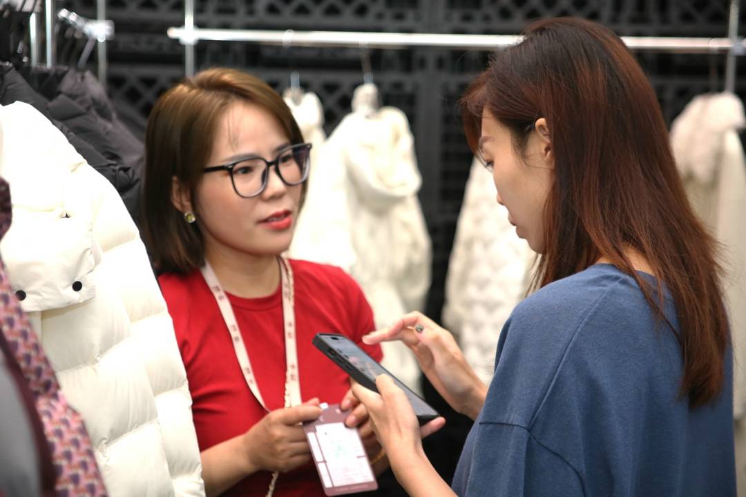 星空体育：展现真鹅绒硬实力！为谦服饰携卡芙美品牌亮相杭州羽博会(图3)