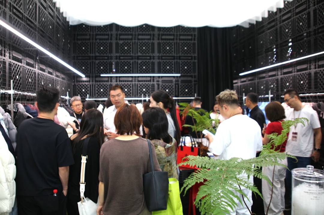 星空体育：展现真鹅绒硬实力！为谦服饰携卡芙美品牌亮相杭州羽博会(图2)