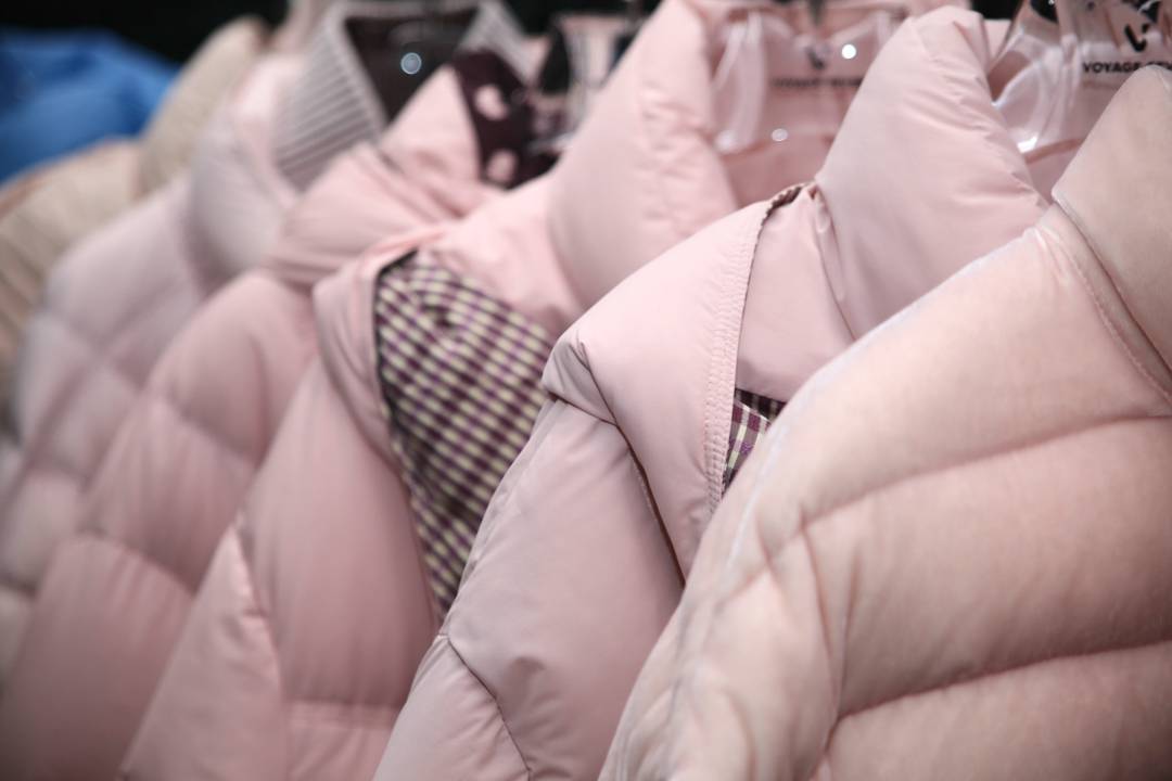 星空体育：展现真鹅绒硬实力！为谦服饰携卡芙美品牌亮相杭州羽博会(图5)