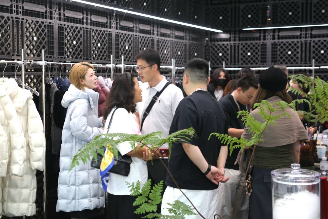 星空体育：展现真鹅绒硬实力！为谦服饰携卡芙美品牌亮相杭州羽博会(图6)